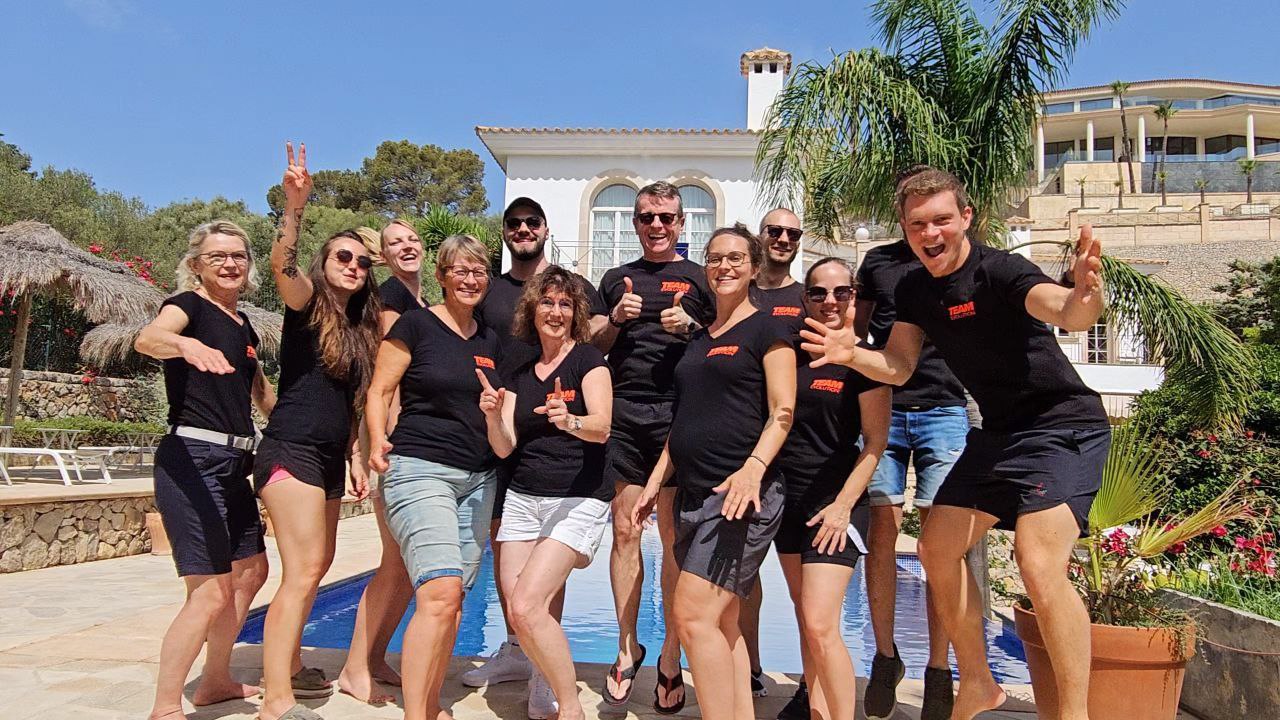 Teamreise Mallorca – das Team am Pool einer Villa