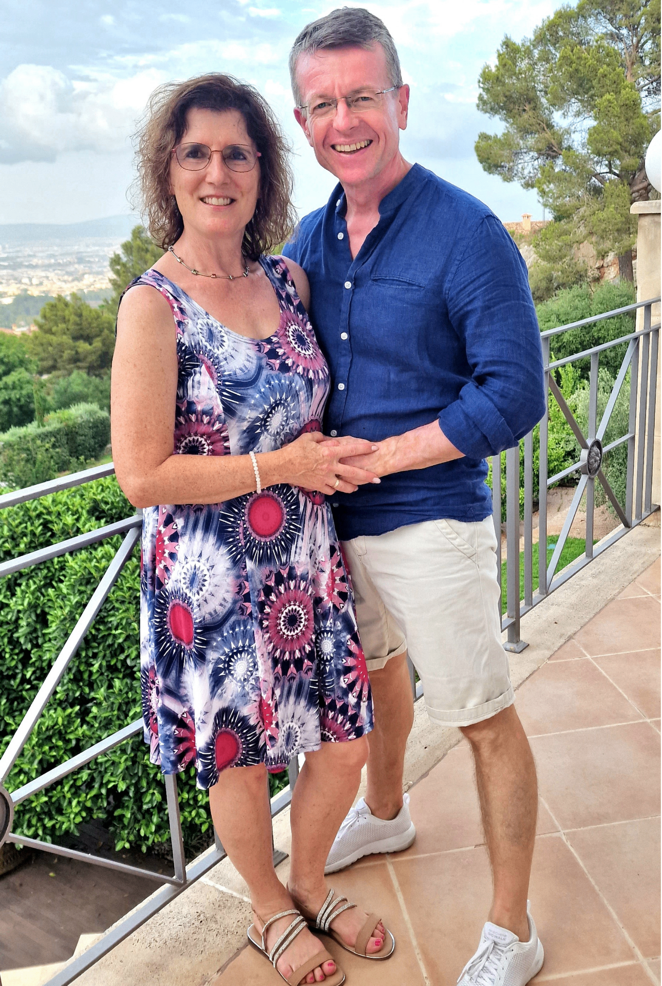 Marina und Michael auf einer Terrasse mit Aussicht